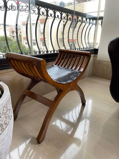 كرسي بحالة جيدة جداً