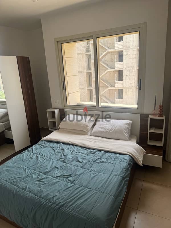 BED AND CONSOLE SET 1