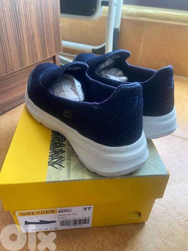 Greyder women’s slip on sneakers size 37 with box 0