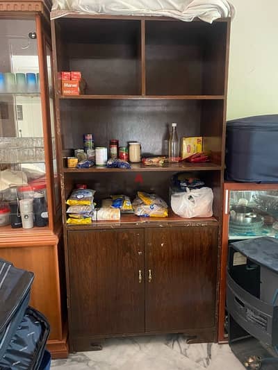 خزانة صالون خشب نظيفة بحالة ممتازة