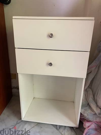 درج خشب مع جارورين