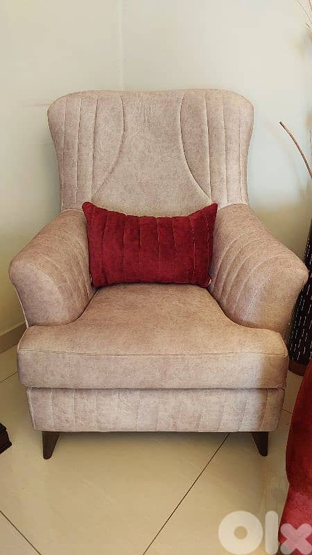 living room for sale 4 pieces in a very good condition 3