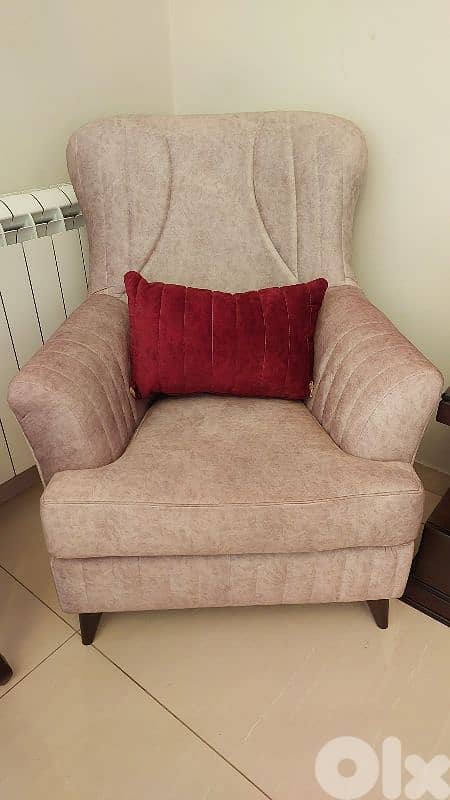 living room for sale 4 pieces in a very good condition 4