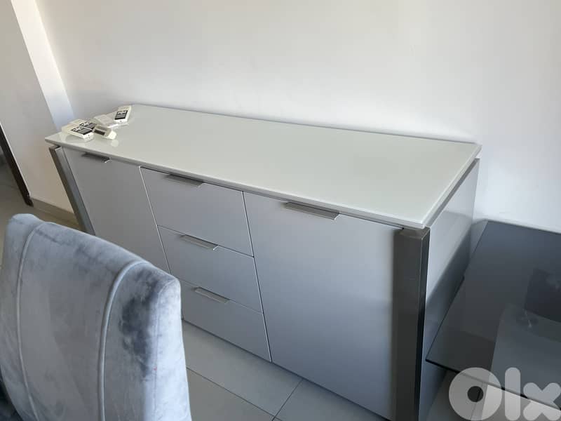 طاولة سفرة مع 6 كراسي ودرسوار مستعملة 1