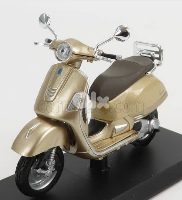 Vespa GTS 300 (2017) diecast motorcycle model 1;18 0