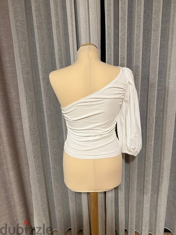 white whirt one sleeve 1