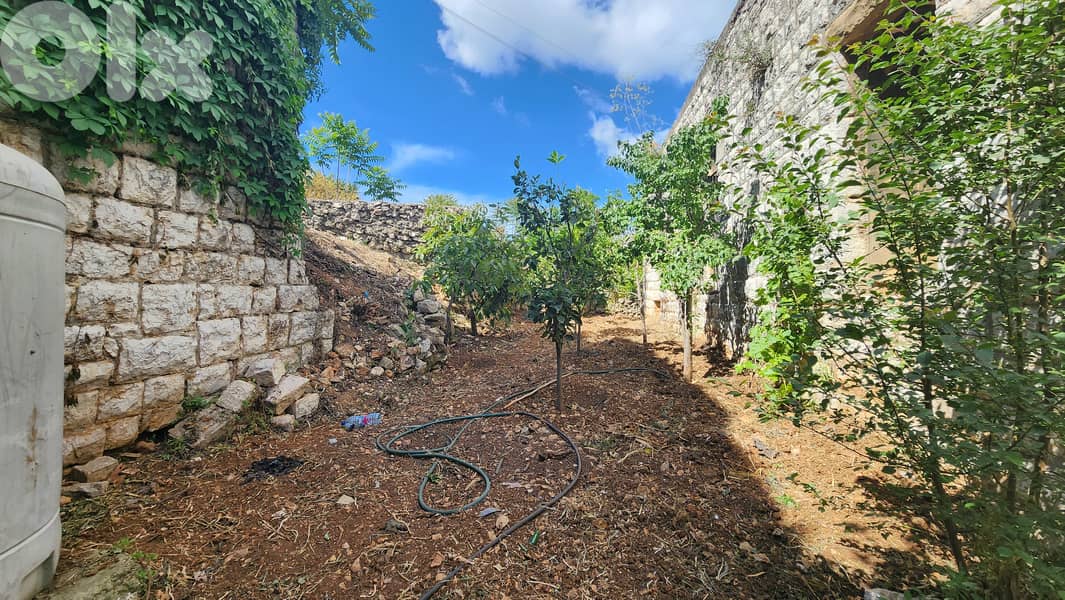 Land with Traditional Stone House For Sale in Aley أرض مع بيت حجري 1