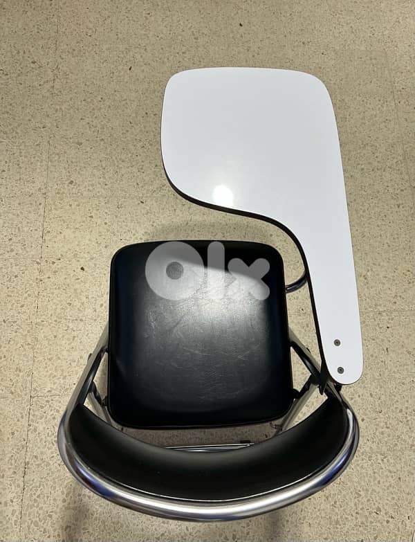 2 students chairs 0