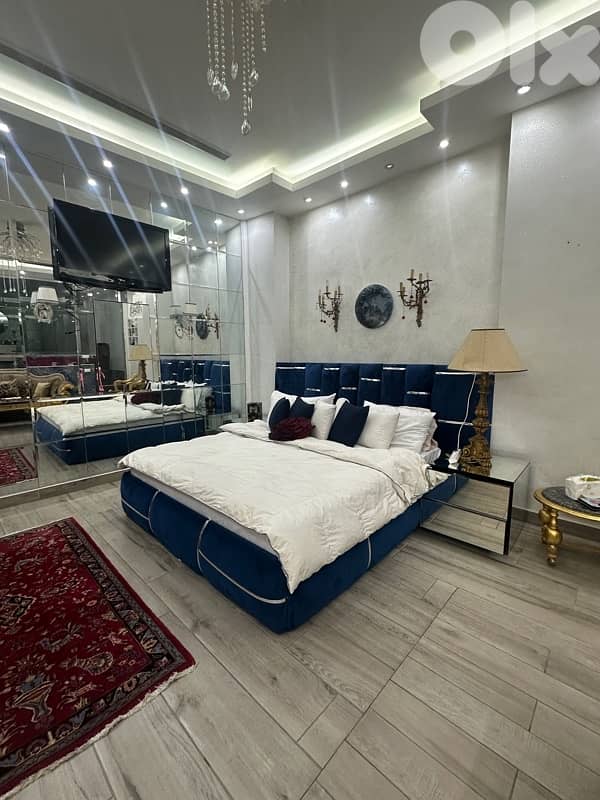 queen bed and comond 0