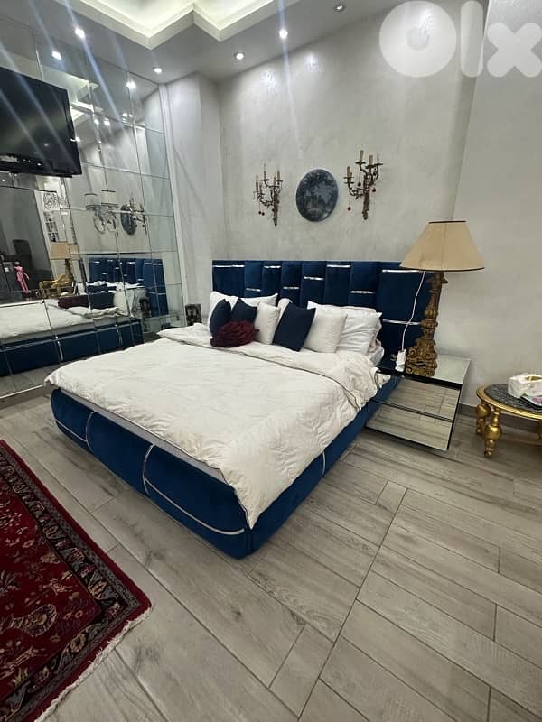 queen bed and comond 1