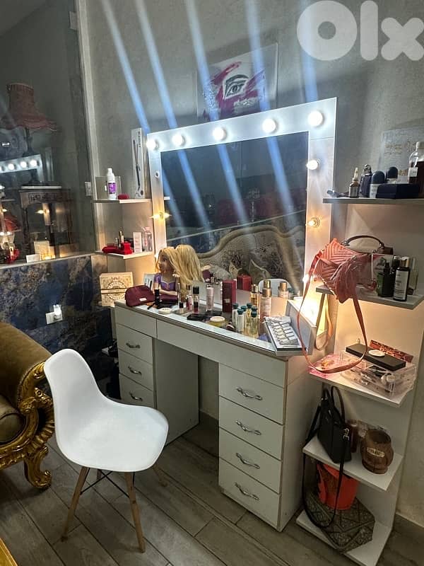 queen bed and comond 3