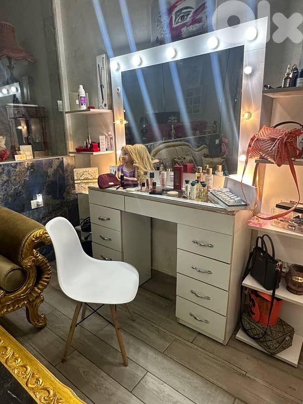 queen bed and comond 4