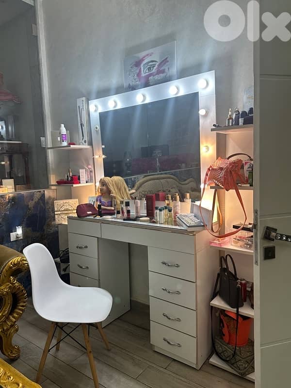 queen bed and comond 5