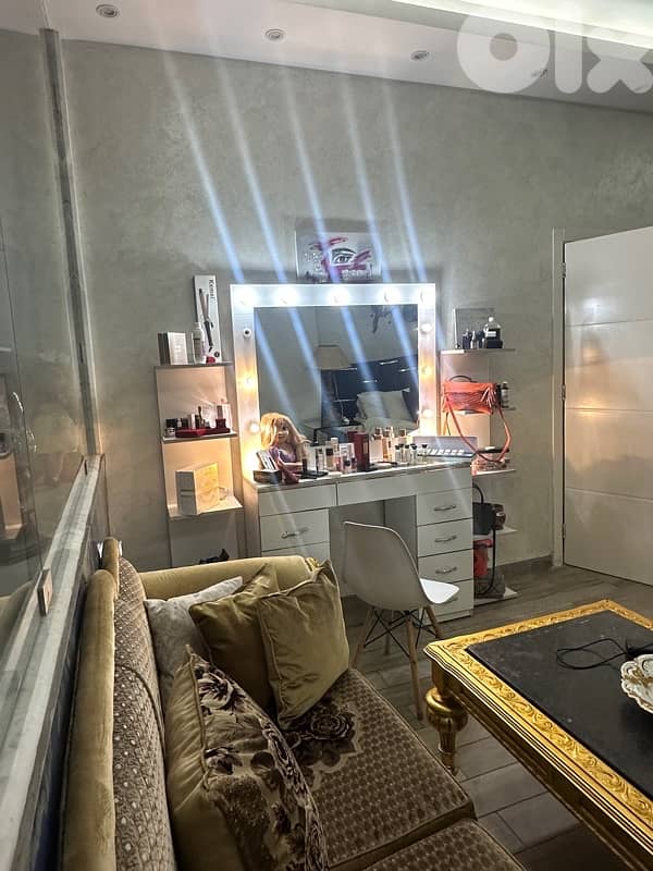 queen bed and comond 6