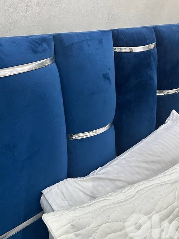 queen bed and comond 9