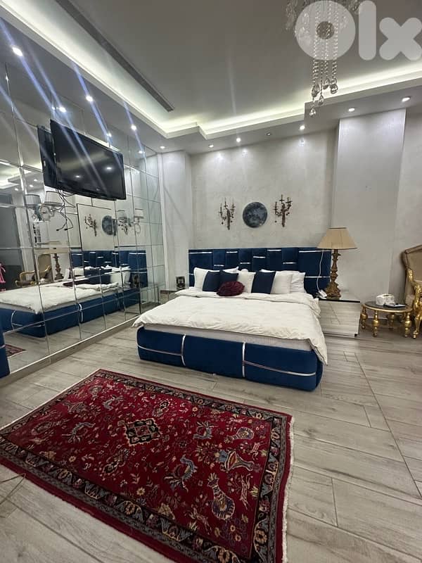 queen bed and comond 11