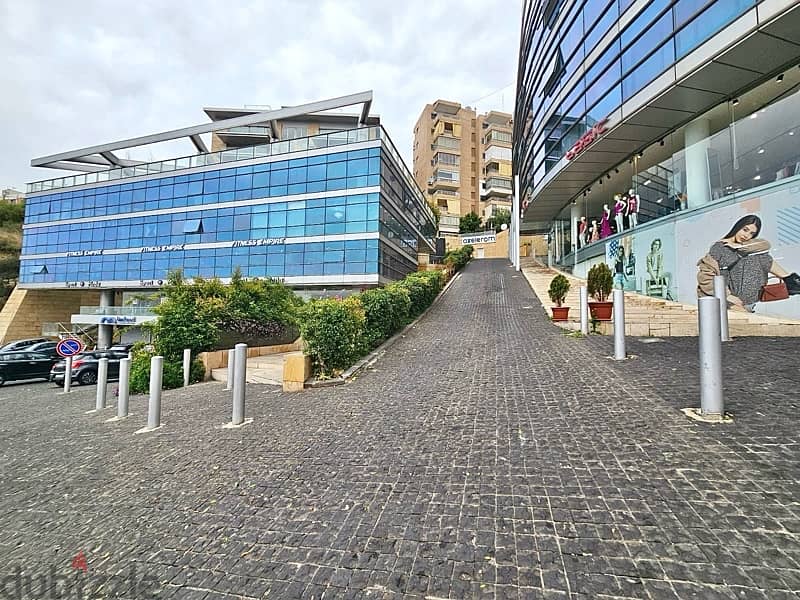 Large Showroom or Office space for rent on the Main Mansourieh Highway 0