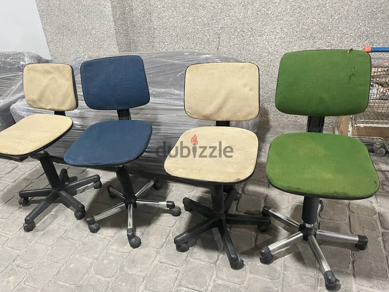 كراسي مكتب مستعمل. سعر الكرسي محدد $15 0