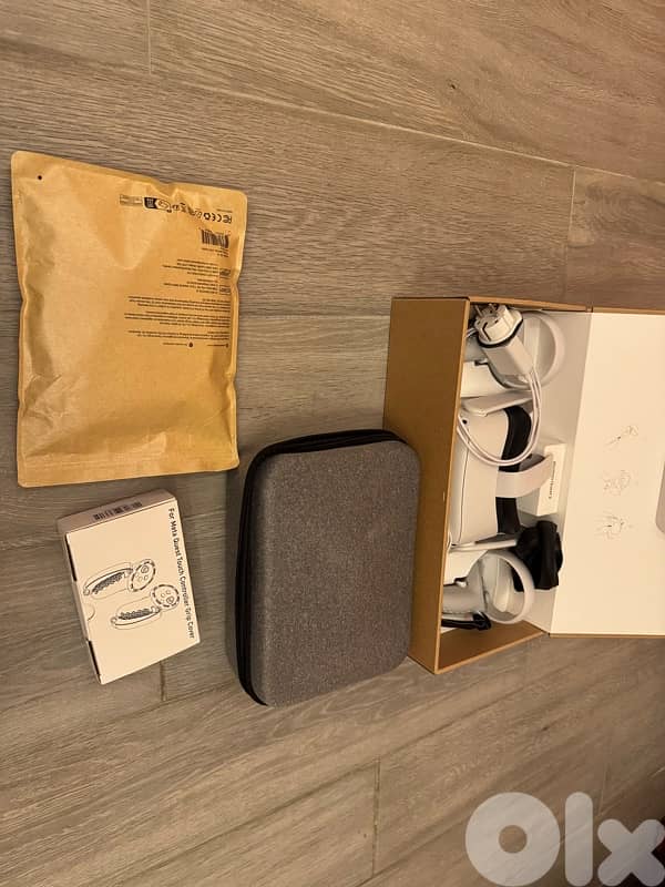 Meta Quest 2 VR headset + accessories 0