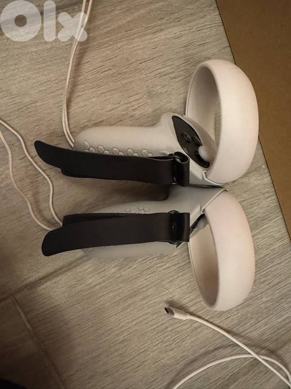 Meta Quest 2 VR headset + accessories 7