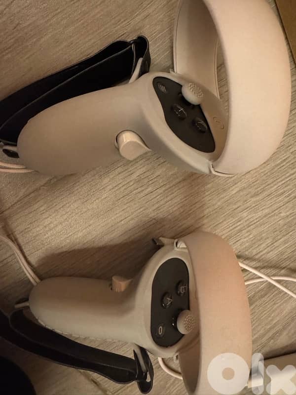 Meta Quest 2 VR headset + accessories 8