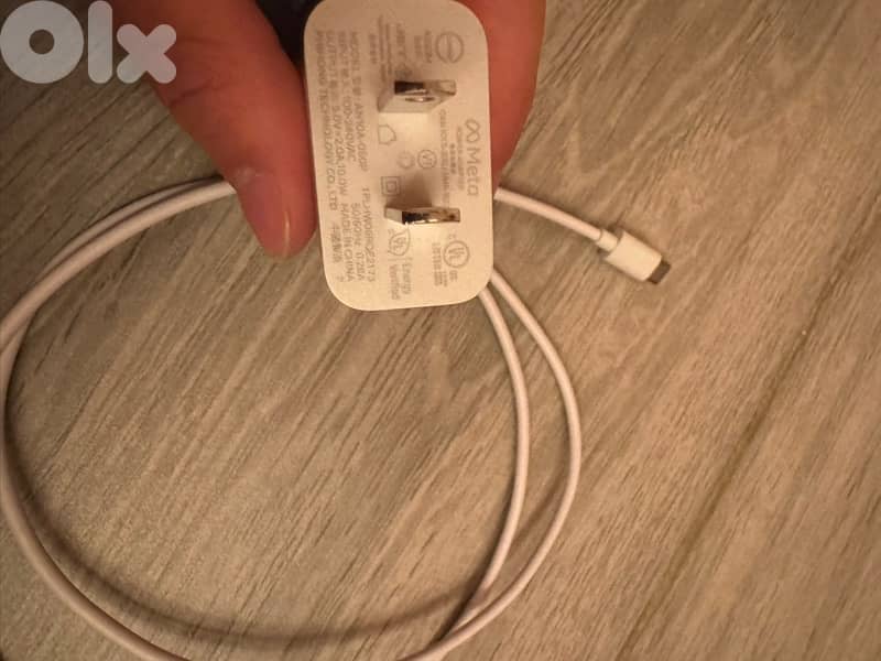 Meta Quest 2 VR headset + accessories 12