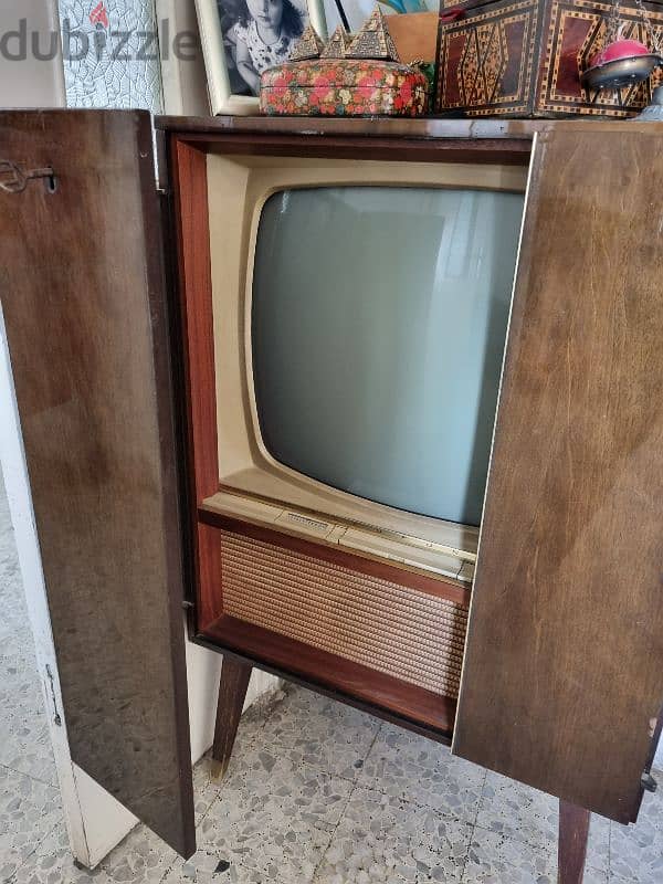 old black and white tv 1