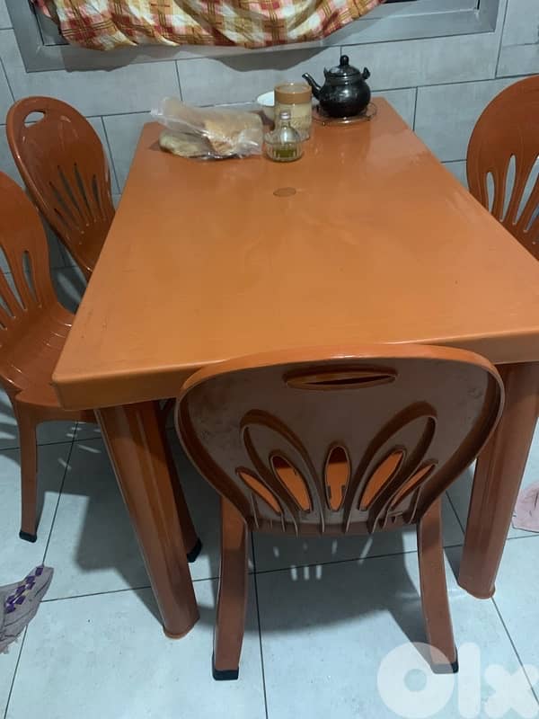 طاوله و٤ كراسي بلاستك 4