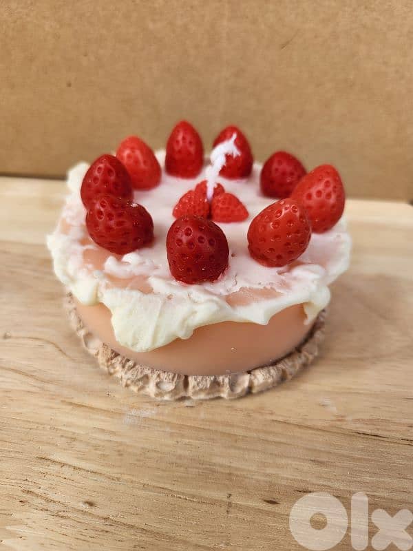 luna's strawberry Delight Candle 1