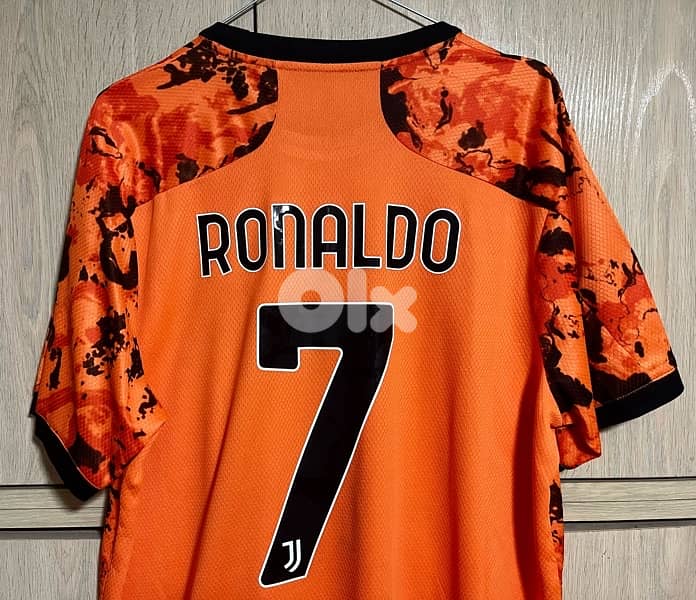 juventus rare away kit for the legend ronaldo 7 5