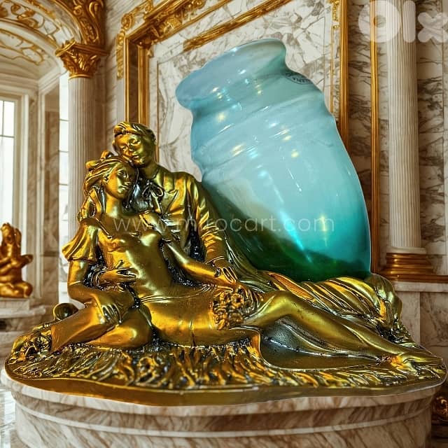 Sculpted Lovers Figurine – Italian-Inspired Decor w/ Soft Opaline Glow 1