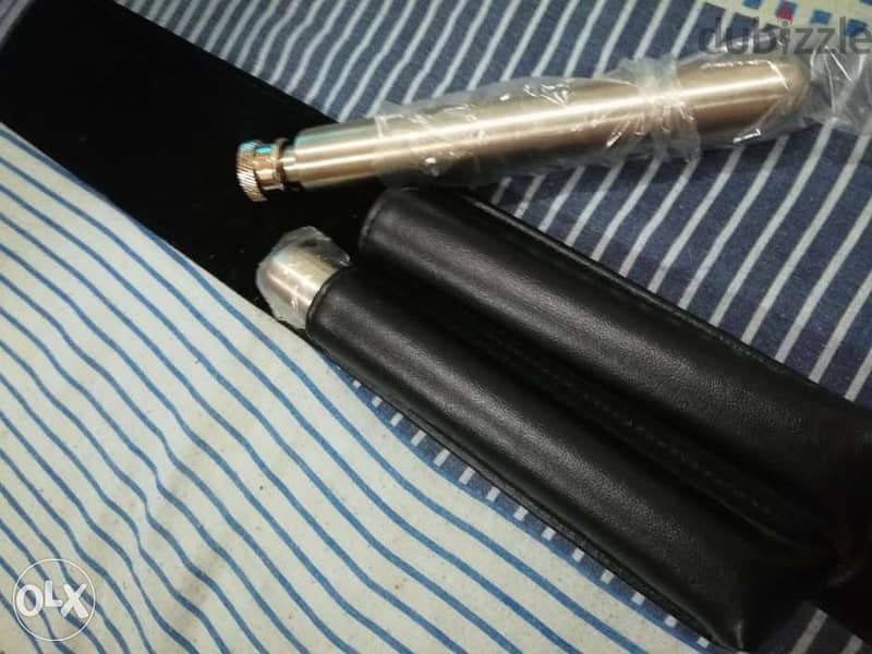 للسيجار مرتب كتير جلد اصلي+ ستانلس ستيل تقيل اصلي ما بيسود 1
