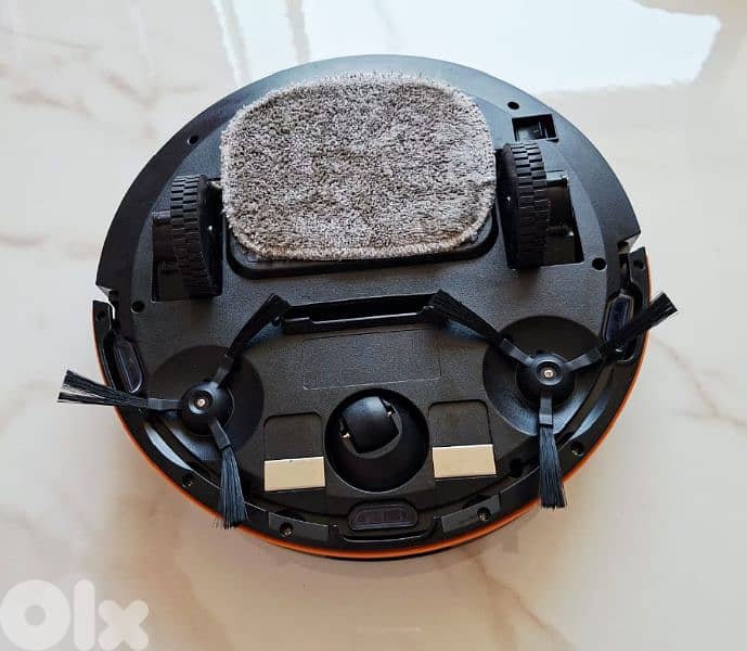 Robot vacuum cleaner and moper 3