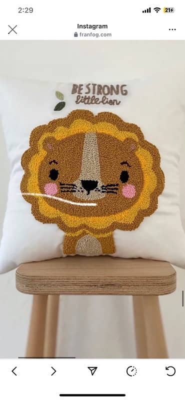 lion cushion and giraffe cushion 0