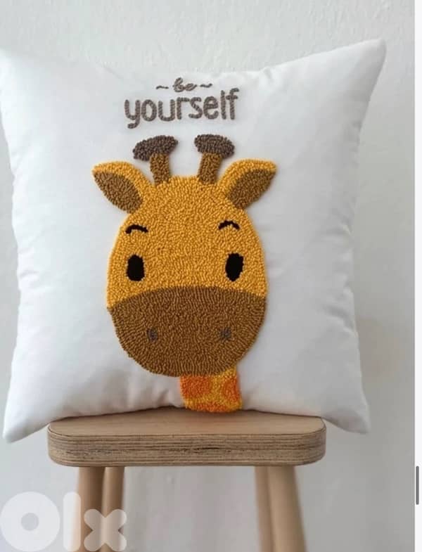lion cushion and giraffe cushion 1