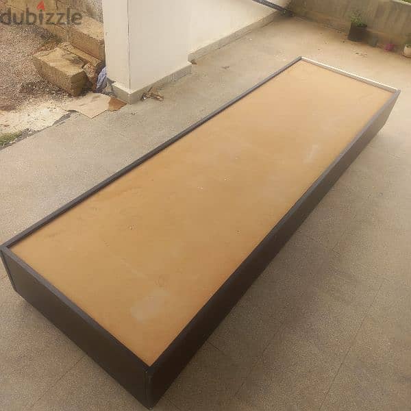 مقعد لون اسود 0