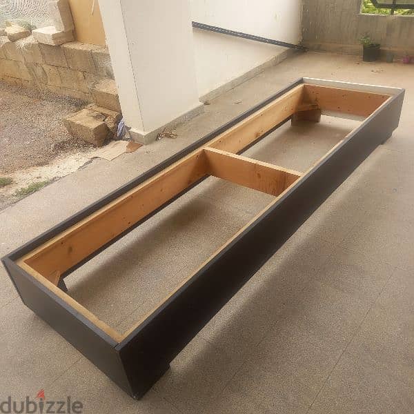 مقعد لون اسود 1