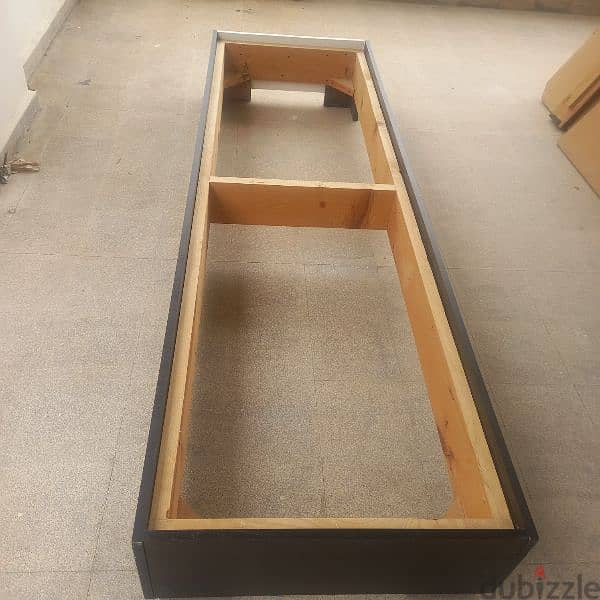 مقعد لون اسود 2