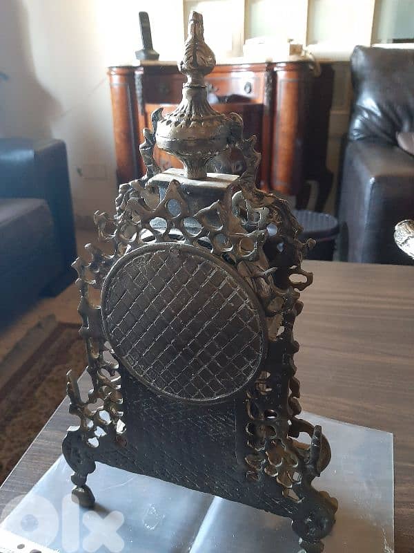 ساعة للبيع 1