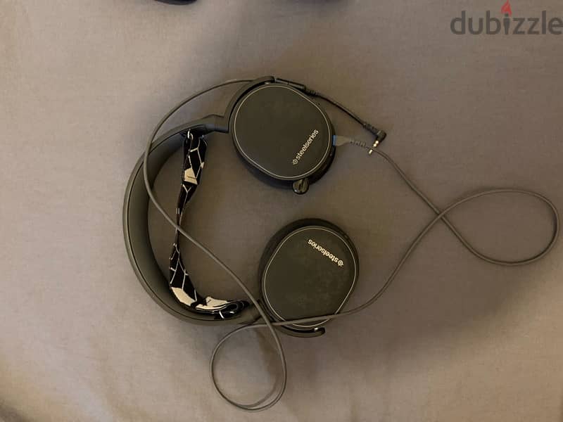 STEELSERIES Arctis 3 Bluetooth Headphones 1