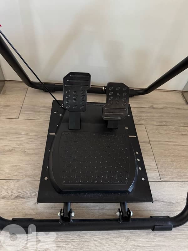 THRUSTMASTER 180 steering wheel + complete metal stand (make ur offer) 2
