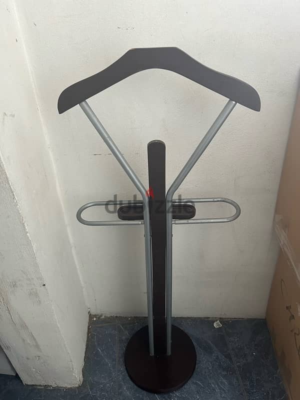 Vintage Clothes Stand – Classic Charm Meets Daily Use! 1