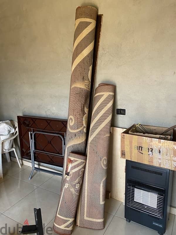 كنبايه (نظيفه) للبيع مع ٣ سجادات كبار نظاف بحاله ممتازه 2
