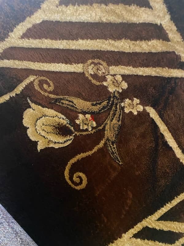 كنبايه (نظيفه) للبيع مع ٣ سجادات كبار نظاف بحاله ممتازه 3