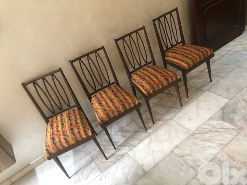 6 vintage dining chairs in excellent condition. 400$ 0