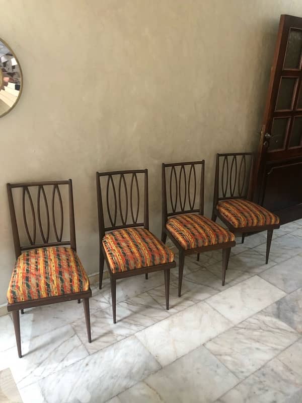 6 vintage dining chairs in excellent condition. 400$ 1