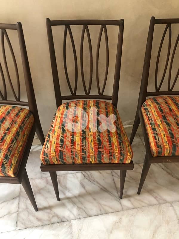 6 vintage dining chairs in excellent condition. 400$ 2