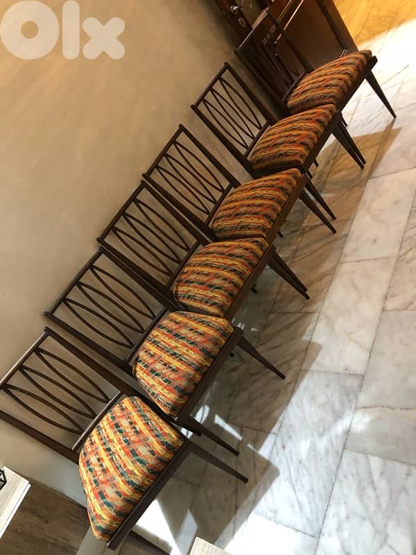 6 vintage dining chairs in excellent condition. 400$ 4