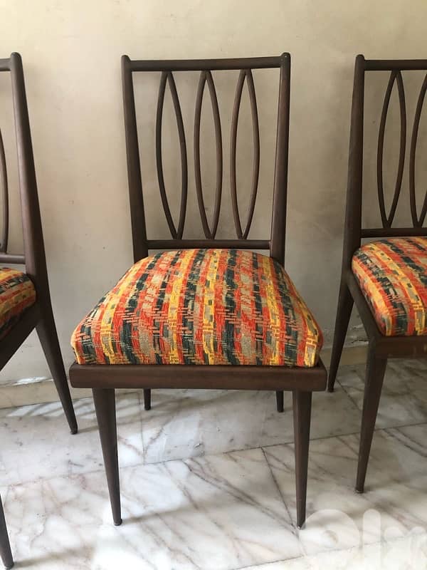 6 vintage dining chairs in excellent condition. 400$ 5
