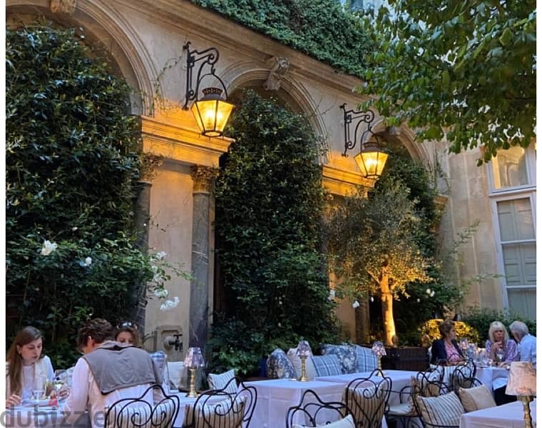 Beautiful corner restaurant or high brand shop in downtown 0